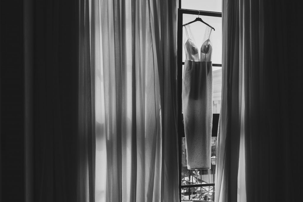 שמלת כלה על החלון באולם אודאון שבעמק חפר
