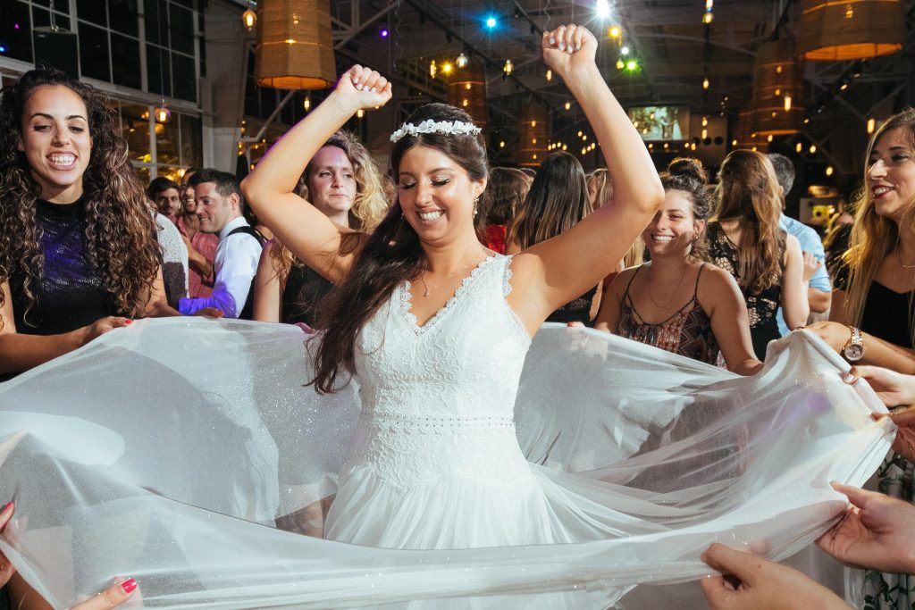 כלה רוקדת בחתונה
